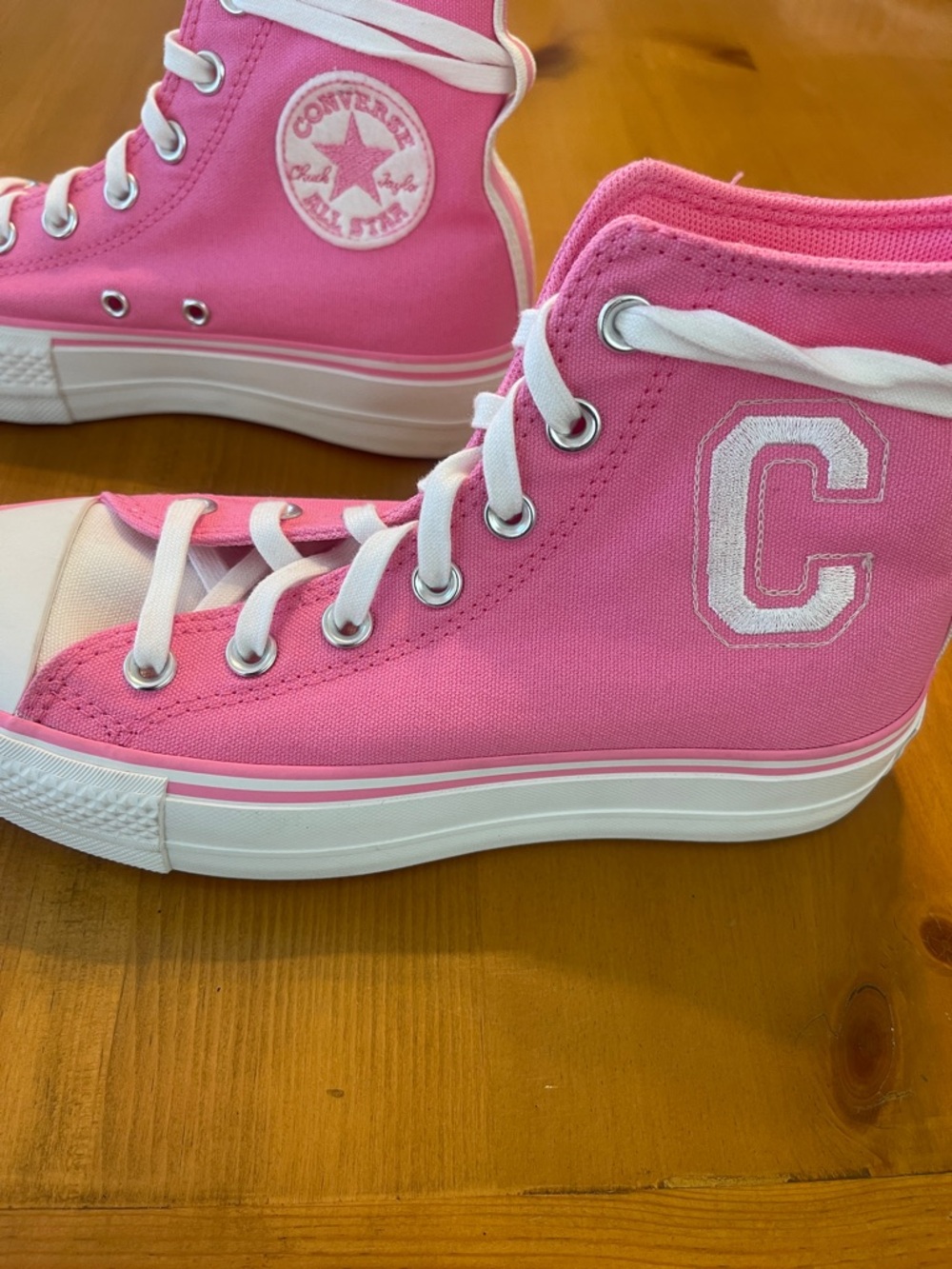 Converse High Top Sneakers in Bright Bubblegum💕Pink💕and White~ NEW Size 6.5 - Picture 3 of 9